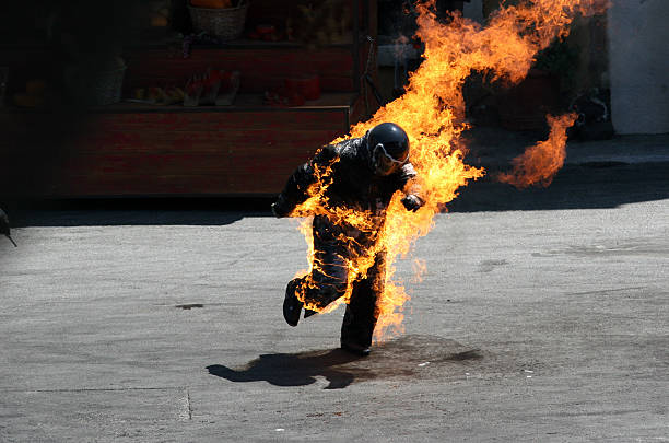 mann auf feuer - stuntman stock-fotos und bilder