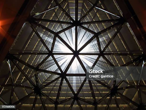 三角模様の超高層ビル内 - テクノロジーのストックフォトや画像を多数ご用意 - テクノロジー, ハイコントラスト, 三角形