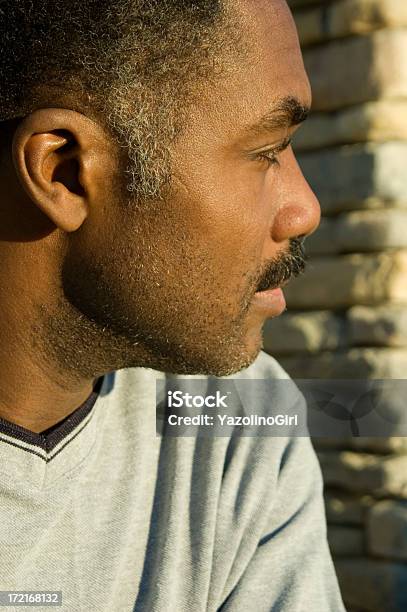 Dónde Debo Acudir Aquí Foto de stock y más banco de imágenes de Africano-americano - Africano-americano, Afrodescendiente, Perfil - Vista de costado