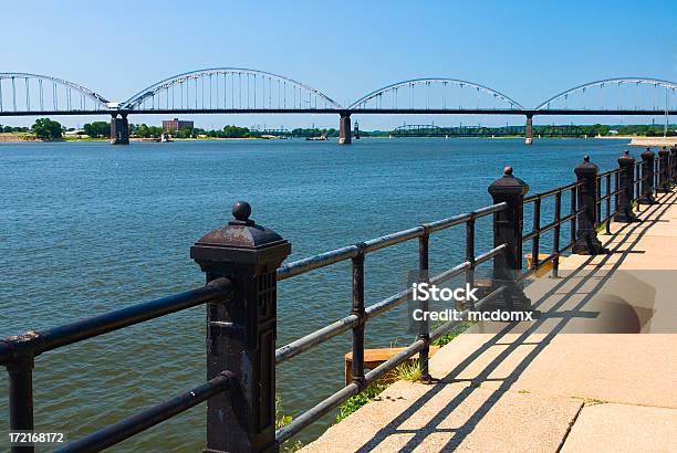 Davenport Orillas Del Río Iowa Foto de stock y más banco de imágenes de Acera - Acera, Acero, Agua