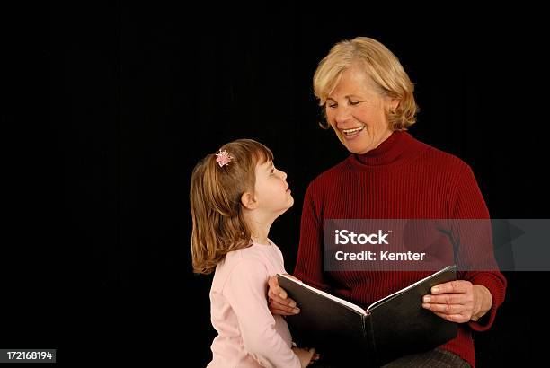 Avó Com A Neta Leitura - Fotografias de stock e mais imagens de Criança - Criança, Fotografia de Estúdio, Livro