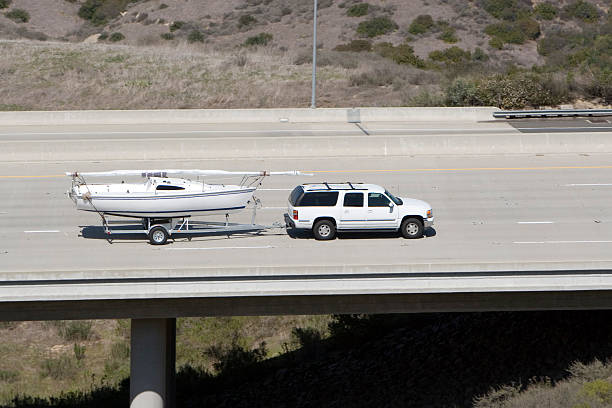 буксируемой «лодочкой» - vehicle trailer nautical vessel towing yacht стоковые фото и изображения