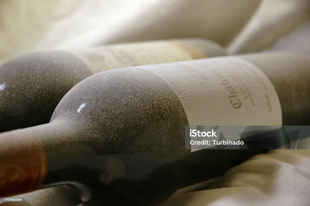 Garrafas de vinho empoeirada 1 - Foto de stock de Antigo royalty-free