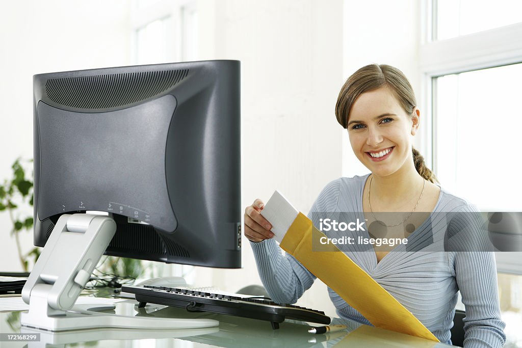 Mulher no local de trabalho, abrir uma letra - Royalty-free Abrir Foto de stock