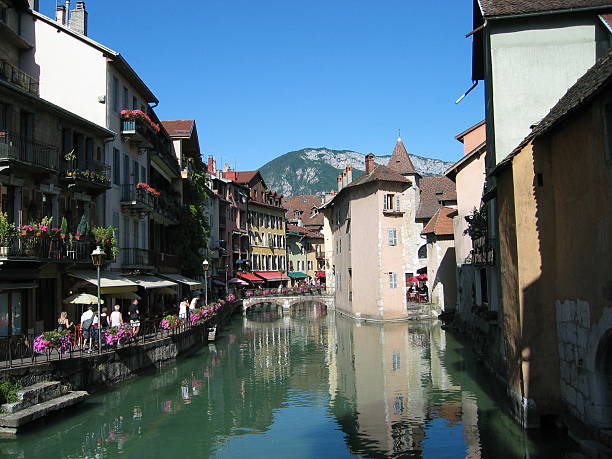 istock Bridges and Canal 1 172168543