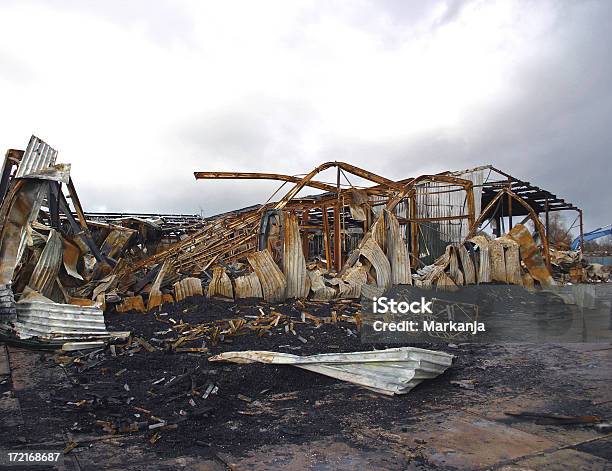 Foto de Burnt De Edifício e mais fotos de stock de Celeiro - Celeiro, Agressão, Aço