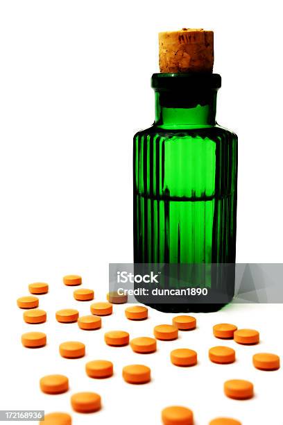 Pastillas Y Partes Foto de stock y más banco de imágenes de Botella - Botella, Fondo blanco, Morfina - Medicamento