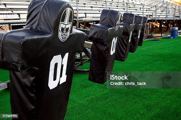 Práctica De Fútbol Foto de stock y más banco de imágenes de Accesorio de cabeza - Accesorio de cabeza, Campo - Lugar deportivo, Campo de fútbol americano