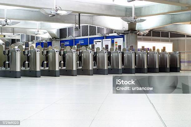 Entrada Y Salida Foto de stock y más banco de imágenes de Bajo tierra - Bajo tierra, Ciudad, Ciudades capitales