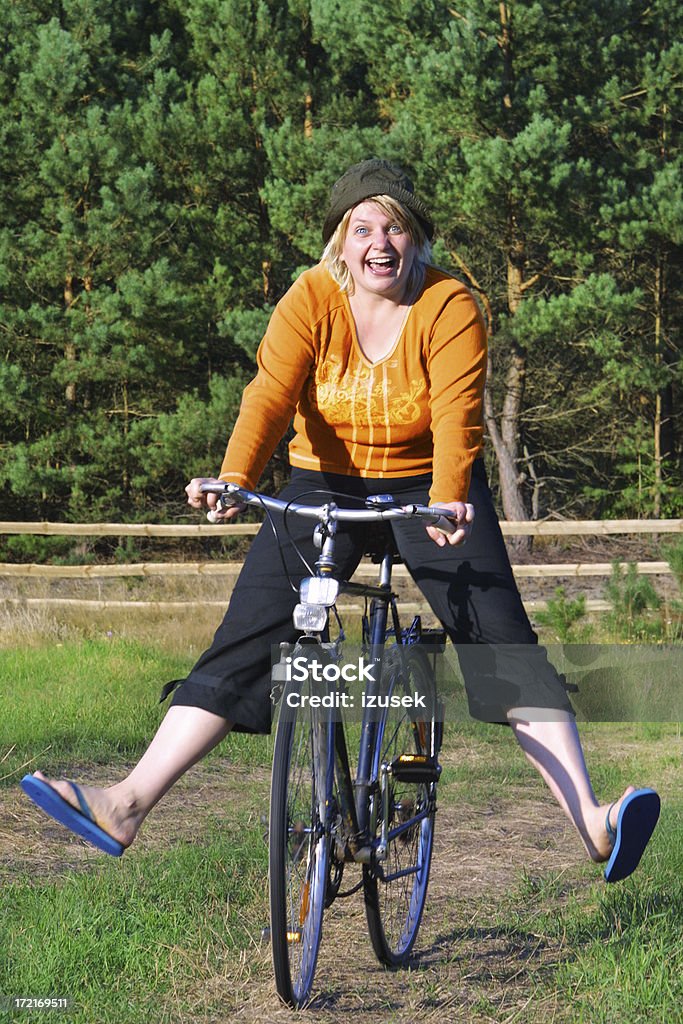 미소 여자아이 주기 - 로열티 프리 자전거 타기 스톡 사진
