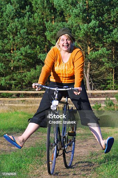 미소 여자아이 주기 자전거 타기에 대한 스톡 사진 및 기타 이미지 - 자전거 타기, 여자, 큰 체격