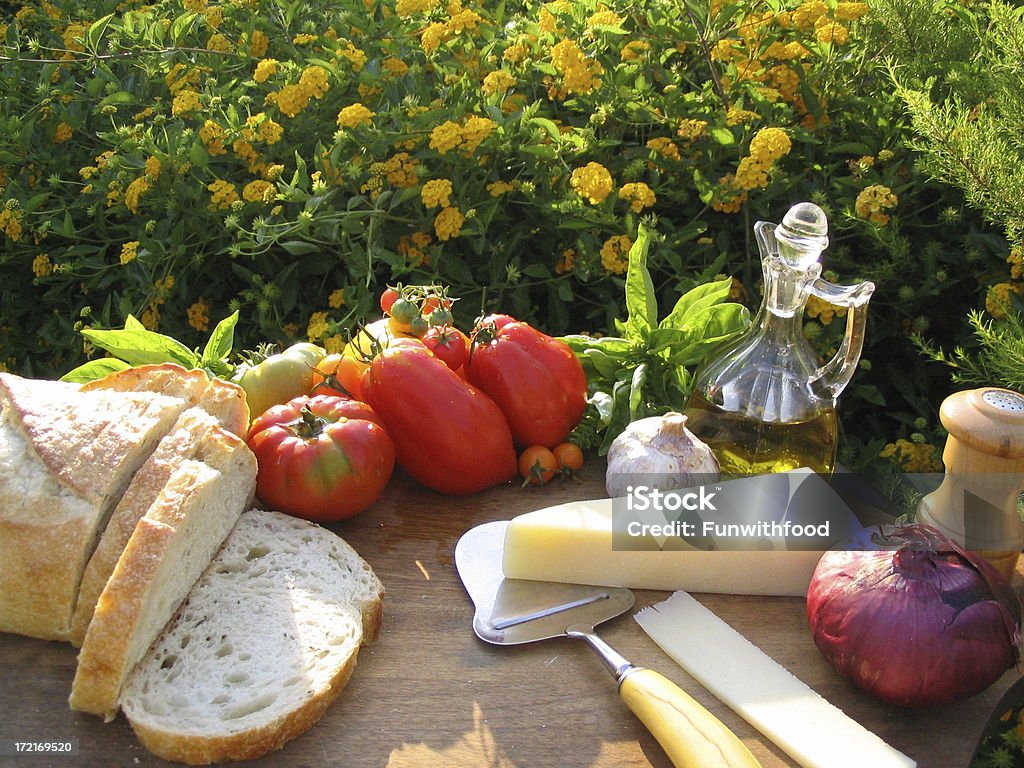 Queijo, vinho & verduras orgânicas cultivadas no local, azeite de oliva & baguete piquenique comida - Foto de stock de Alho royalty-free