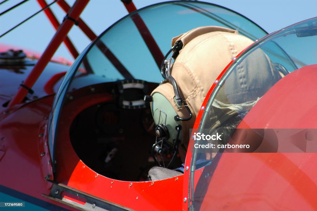 Avião biplano piloto se prepara para a decolagem - Foto de stock de Acrobacia aérea royalty-free