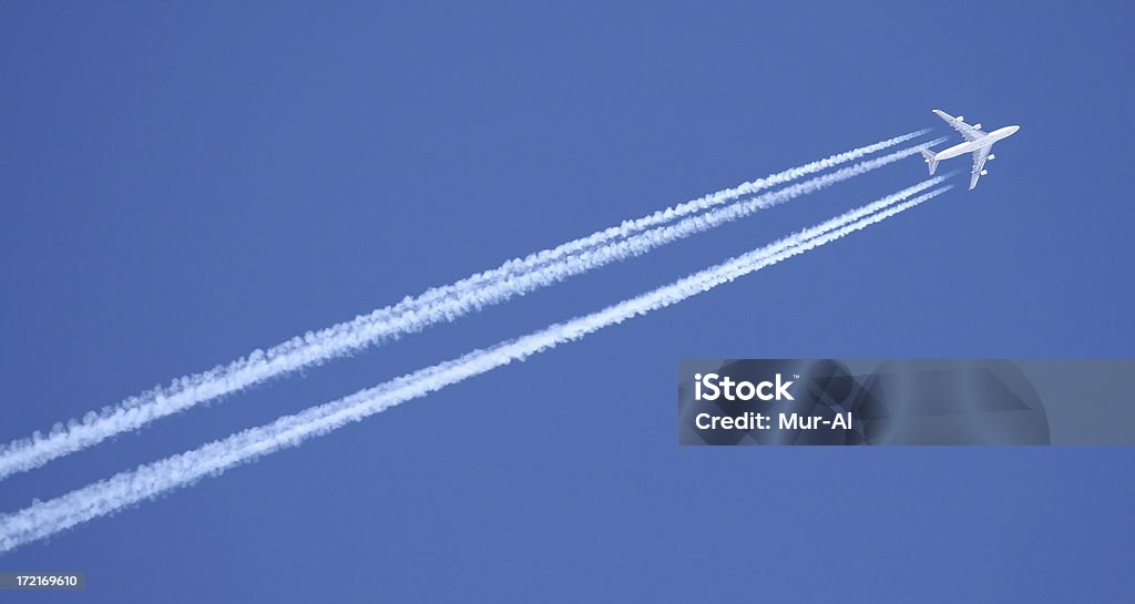 Самолет с contrails - Стоковые фото След от самолёта роялти-фри