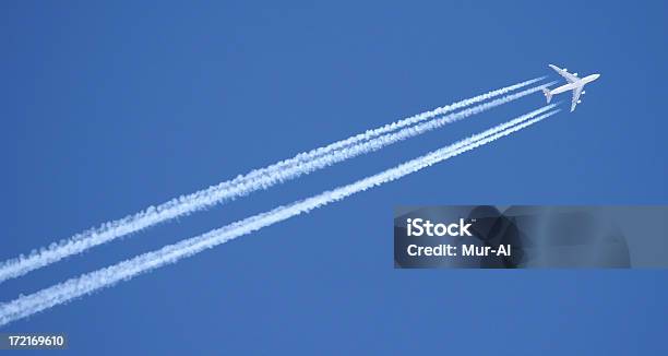 Самолет С Contrails — стоковые фотографии и другие картинки След от самолёта - След от самолёта, Machinery, Белый