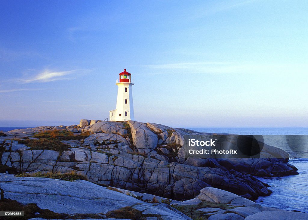 Peggy's Cove lighthouse en sunrise - Foto de stock de Faro - Estructura de edificio libre de derechos