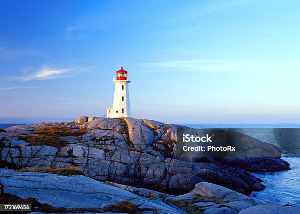 Peggys Cove Lighthouse En Sunrise Foto de stock y más banco de imágenes de Faro - Estructura de edificio - Faro - Estructura de edificio, Liderar, Ligero