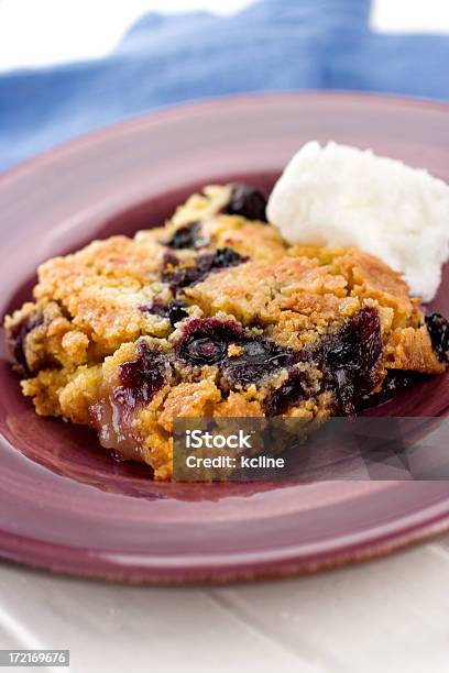 Arándano Dumpcake De Limón Foto de stock y más banco de imágenes de Alimento - Alimento, Arándano, Cobbler