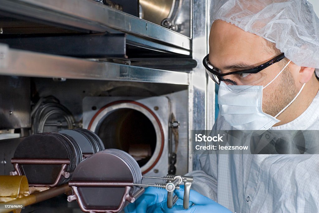 Lavorare con Wafer di silicio - Foto stock royalty-free di Semiconduttore