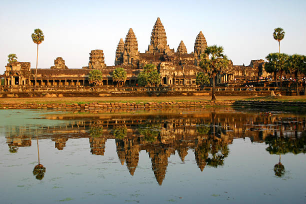 angkor wat reflexão - angkor wat buddhism cambodia tourism imagens e fotografias de stock