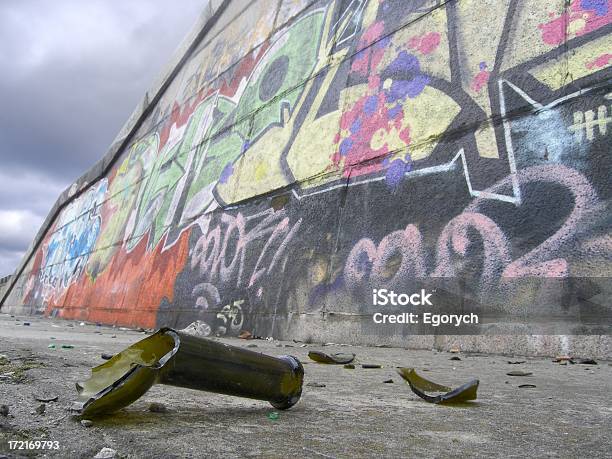 Street Parede - Fotografias de stock e mais imagens de Garrafa - Garrafa, Partido, Beco