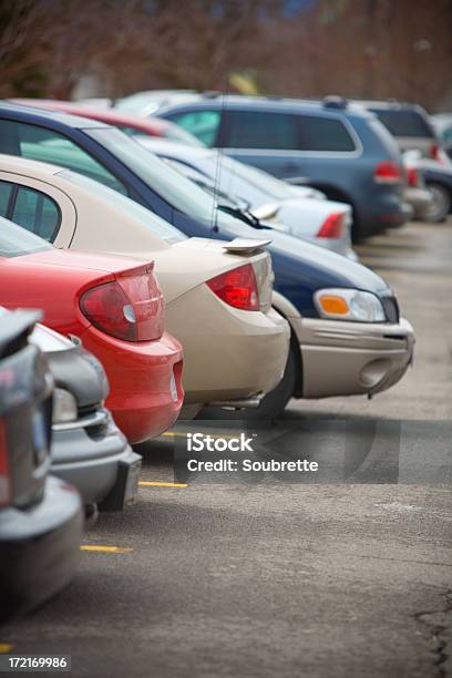 Pendolare Parcheggio - Fotografie stock e altre immagini di Parcheggio - Parcheggio, Pieno, Affollato