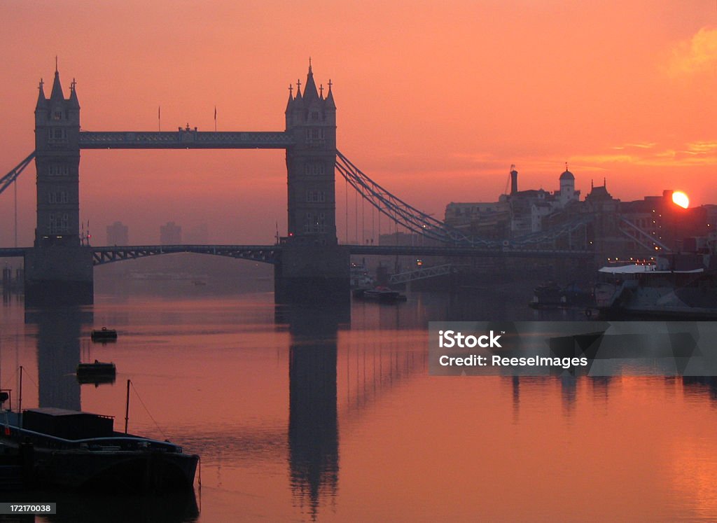 Tower Bridge de noche - Foto de stock de Londres - Inglaterra libre de derechos