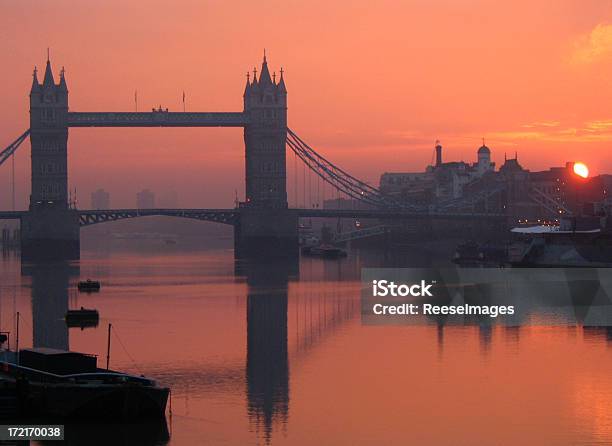 Tower Bridge De Noche Foto de stock y más banco de imágenes de Londres - Inglaterra - Londres - Inglaterra, Salida del sol, Agua