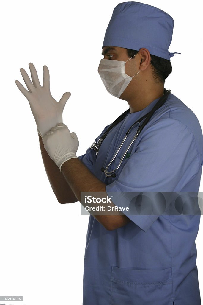 Chirurgien bleu de gommages putting en portant des gants en caoutchouc - Photo de Chirurgien libre de droits