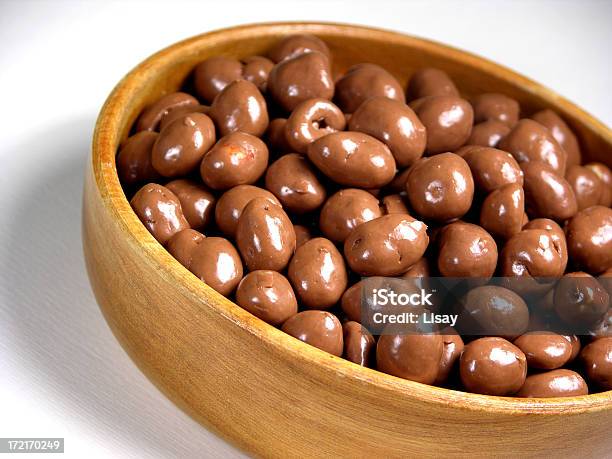 Taça De Chocolate Cobertura Frutos De Casca Rija - Fotografias de stock e mais imagens de Amendoim - Alimento - Amendoim - Alimento, Chocolate, Cobrir