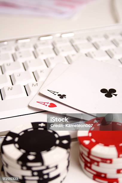 Азартные Игры Онлайн — стоковые фотографии и другие картинки Азартные игры - Азартные игры, Интернет, Вертикальный