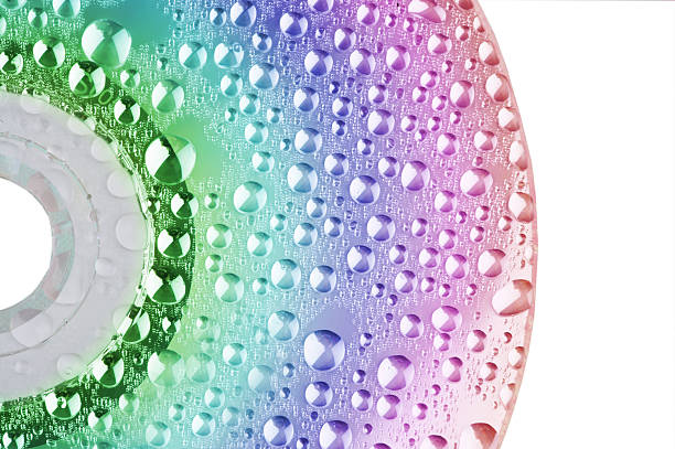 compact disk com waterdroplets - waterdroplets - fotografias e filmes do acervo