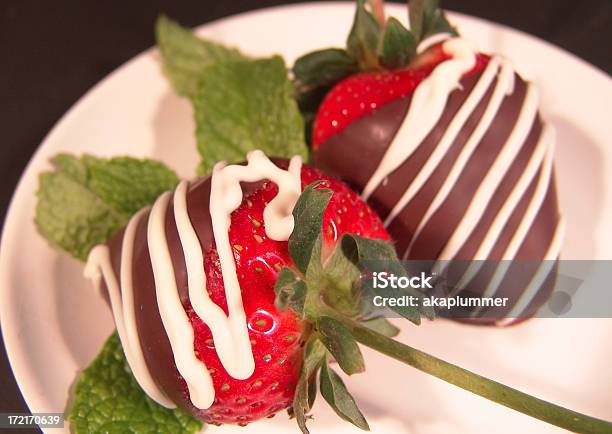 Photo libre de droit de Fraises À La Menthe banque d'images et plus d'images libres de droit de Aliments et boissons - Aliments et boissons, Assiette, Blanc