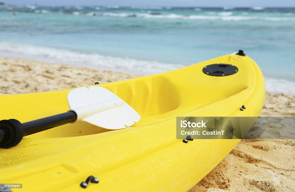 Plástico amarillo en kayak - Foto de stock de Actividad libre de derechos