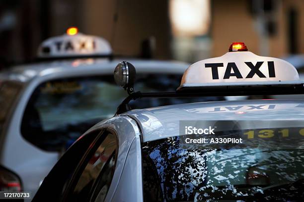 Warten Taxis Stockfoto und mehr Bilder von Nacht - Nacht, Taxi, Abenddämmerung