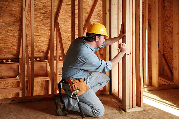 ingeniero de la construcción de medición - carpenter construction residential structure construction worker fotografías e imágenes de stock