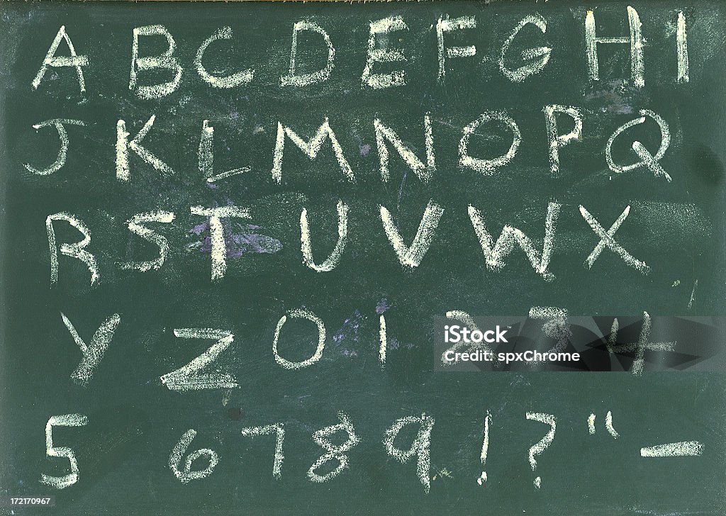 Tableau avec lettres et des chiffres de Bâton de craie - Photo de Apprentissage libre de droits
