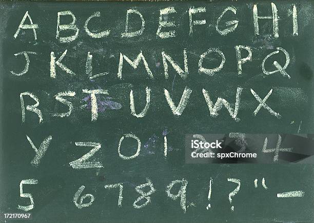 Która Wygląda Jak Narysowana Kredą Z Liter I Numer W Chalk - zdjęcia stockowe i więcej obrazów Alfabet