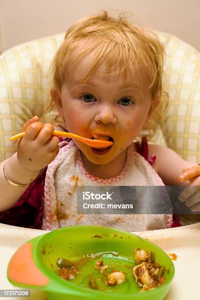 Foto de Confuso Comer e mais fotos de stock de 12-17 meses - 12-17 meses, Alimentar, Almoço