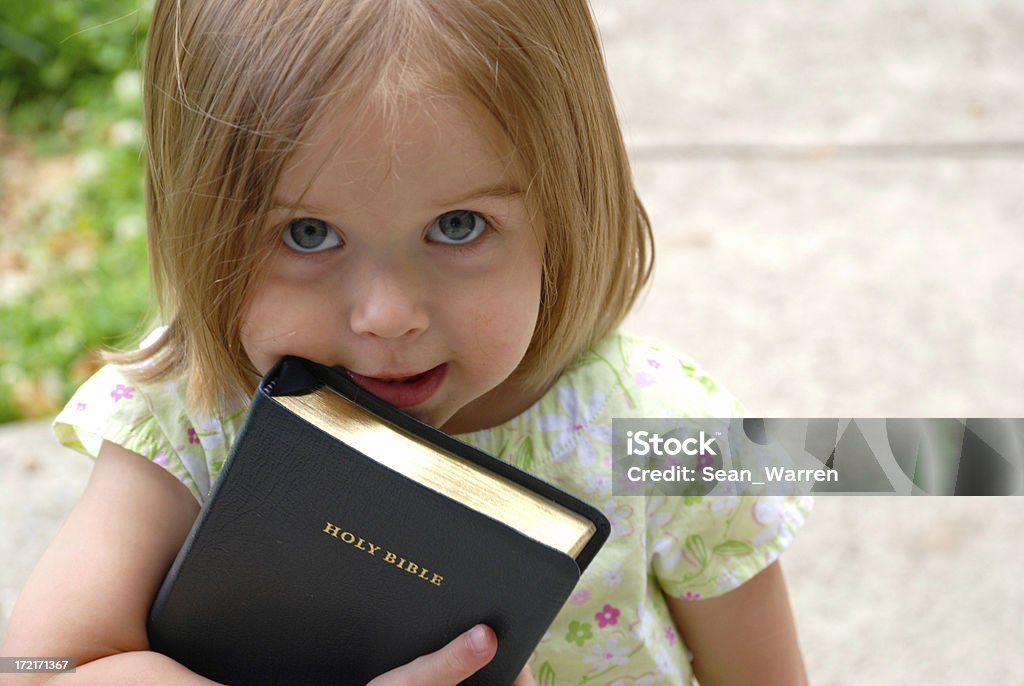 Blue Eyed Bibel Mädchen - Lizenzfrei Bibel Stock-Foto