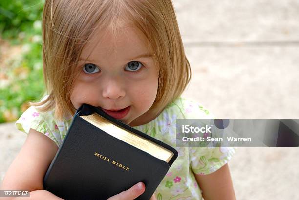 Blue Eyed Библия Девушка — стоковые фотографии и другие картинки Библия - Библия, Малыш, 18-23 месяца