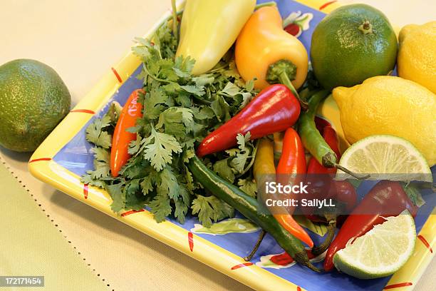 Hot Peppers Koriander Und Zitronen Und Limetten Auf Bunte Platte Stockfoto und mehr Bilder von Bunt - Farbton