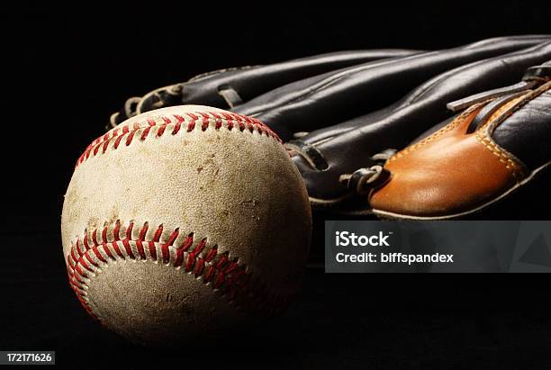 Beisebol Com Luva Preta - Fotografias de stock e mais imagens de Basebol - Basebol, Beleza, Bola de Basebol