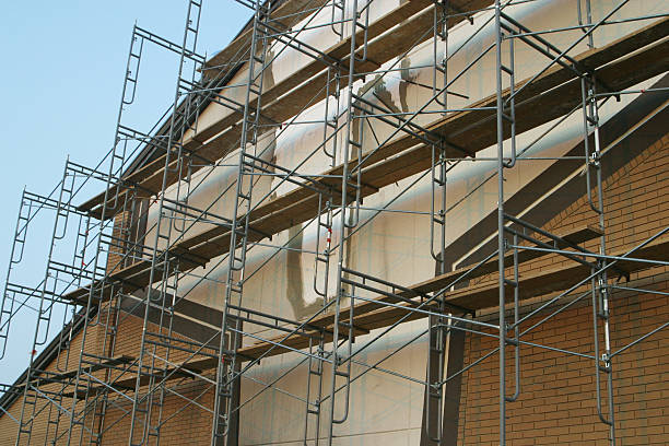 in costruzione ponteggi sito 3 - restoring fire scaffolding scafold foto e immagini stock