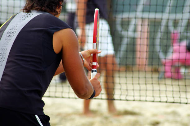 praia tennis 2 - ténis desporto com raqueta imagens e fotografias de stock
