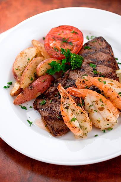 steak grillé et crevettes - surf and turf prepared shrimp seafood steak photos et images de collection