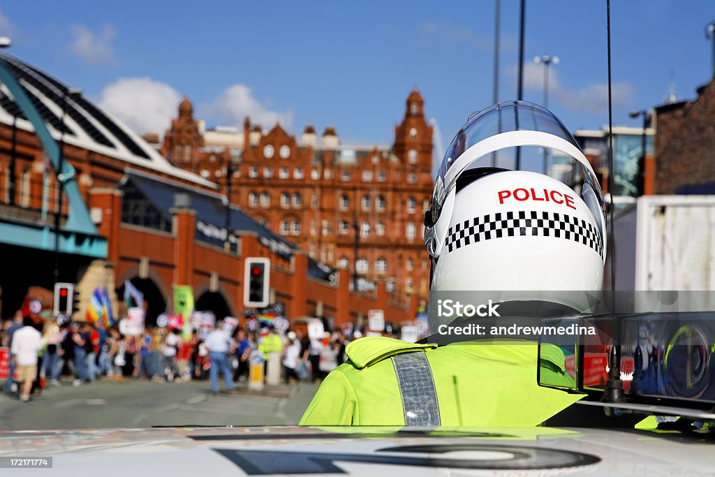 Capacete policial na moto relógios centro da cidade de março. Mais abaixo. - Foto de stock de Força Policial royalty-free