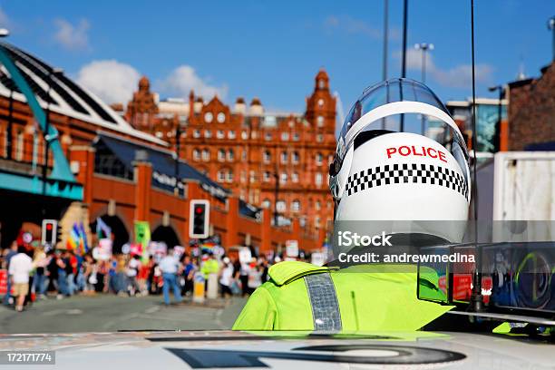 Foto de Capacete Policial Na Moto Relógios Centro Da Cidade De Março Mais Abaixo e mais fotos de stock de Força Policial