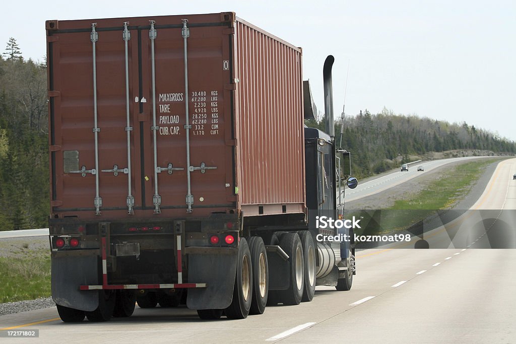 トラックと高速道路 - コンセプトのロイヤリティフリーストックフォト