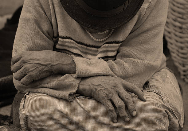 高齢者の女性が、手と頭にしわ加工リボン付き ストックフォト